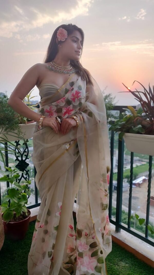 Premium Crystal Organza Golden Zari Border Saree 08