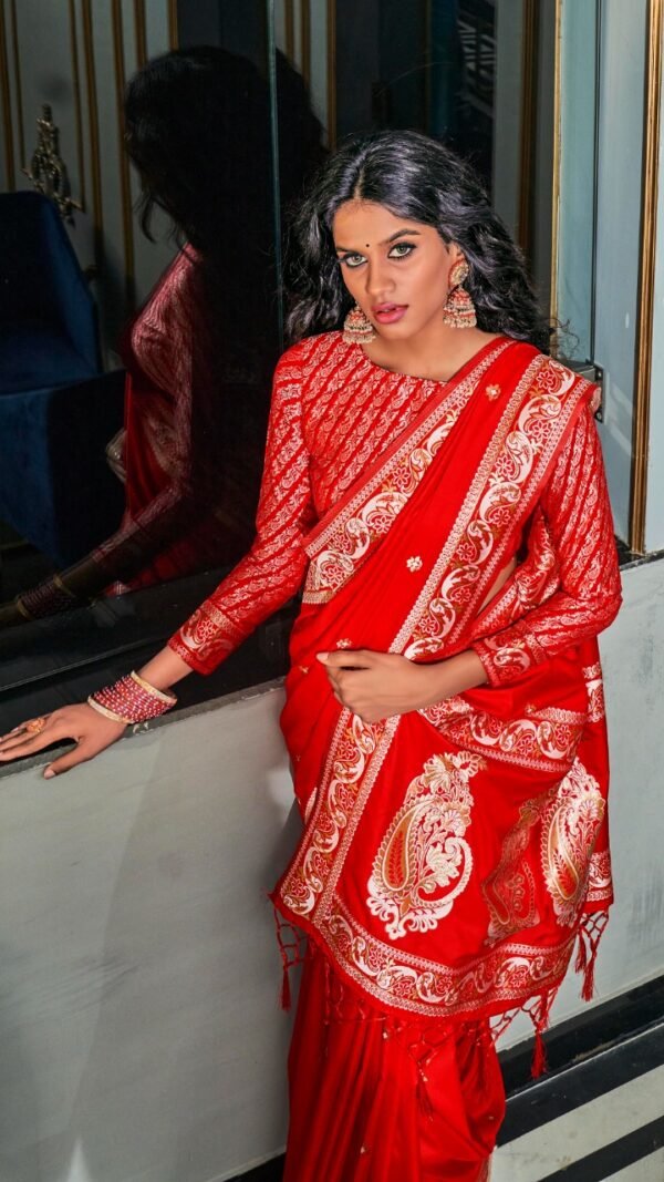 Rich Pure Silk Fabric With Dual Shade Weaving Saree 05