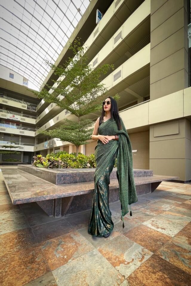 Pure Metallic Saree with Reversible Two Side Cocktail Fabric 01