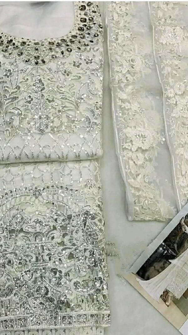 Latest Pakistani Designer Suit 2022 - Pakistani Suits