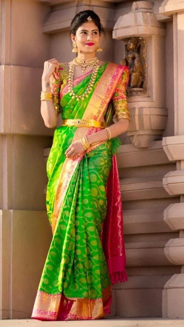 Online Saree - Vastraqueen Saree Online Shopping - Designer Sarees Rs 500 to 1000 - Buy