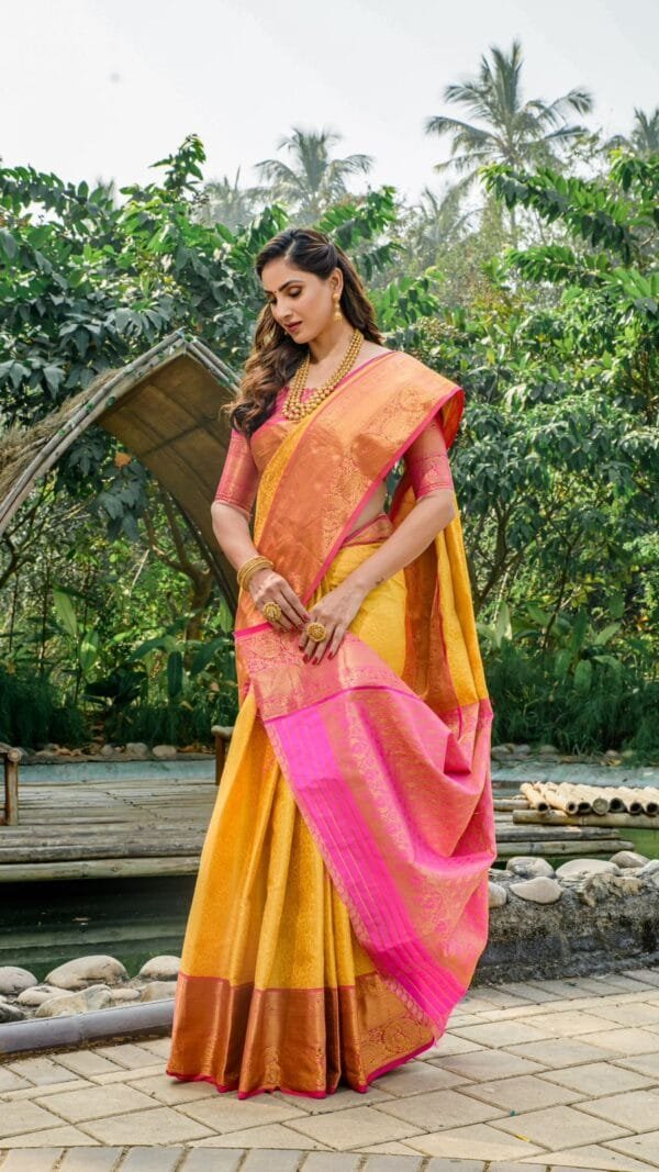 साड़ी में - Designer Sarees Rs 500 to 1000