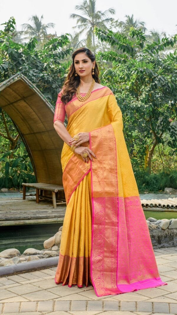 साड़ी में - Designer Sarees Rs 500 to 1000