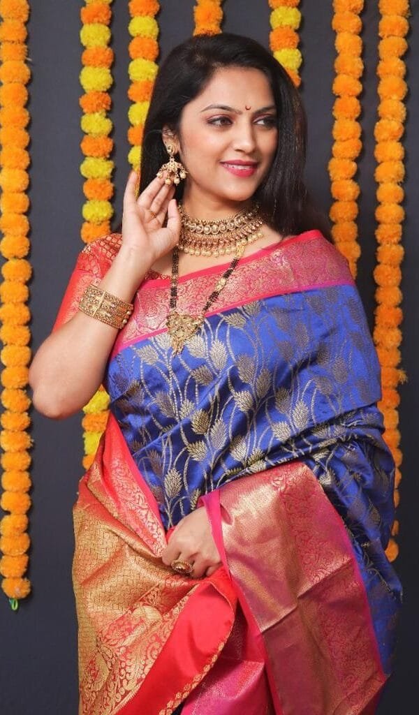 साड़ी में - Designer Sarees Rs 500 to 1000