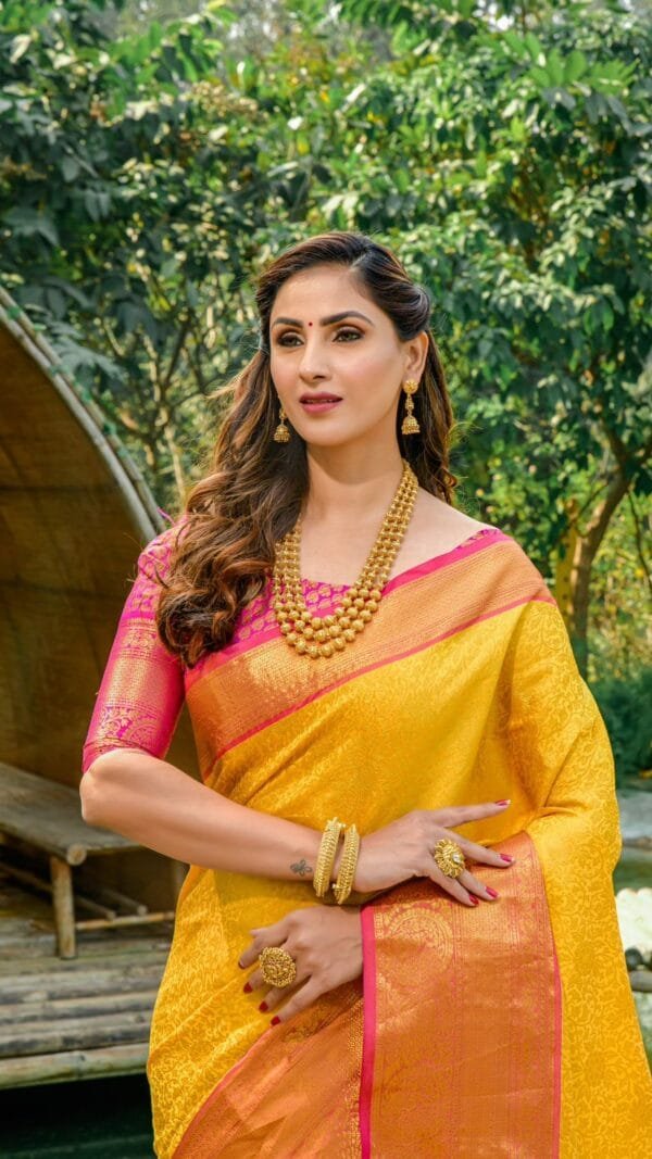 साड़ी में - Designer Sarees Rs 500 to 1000