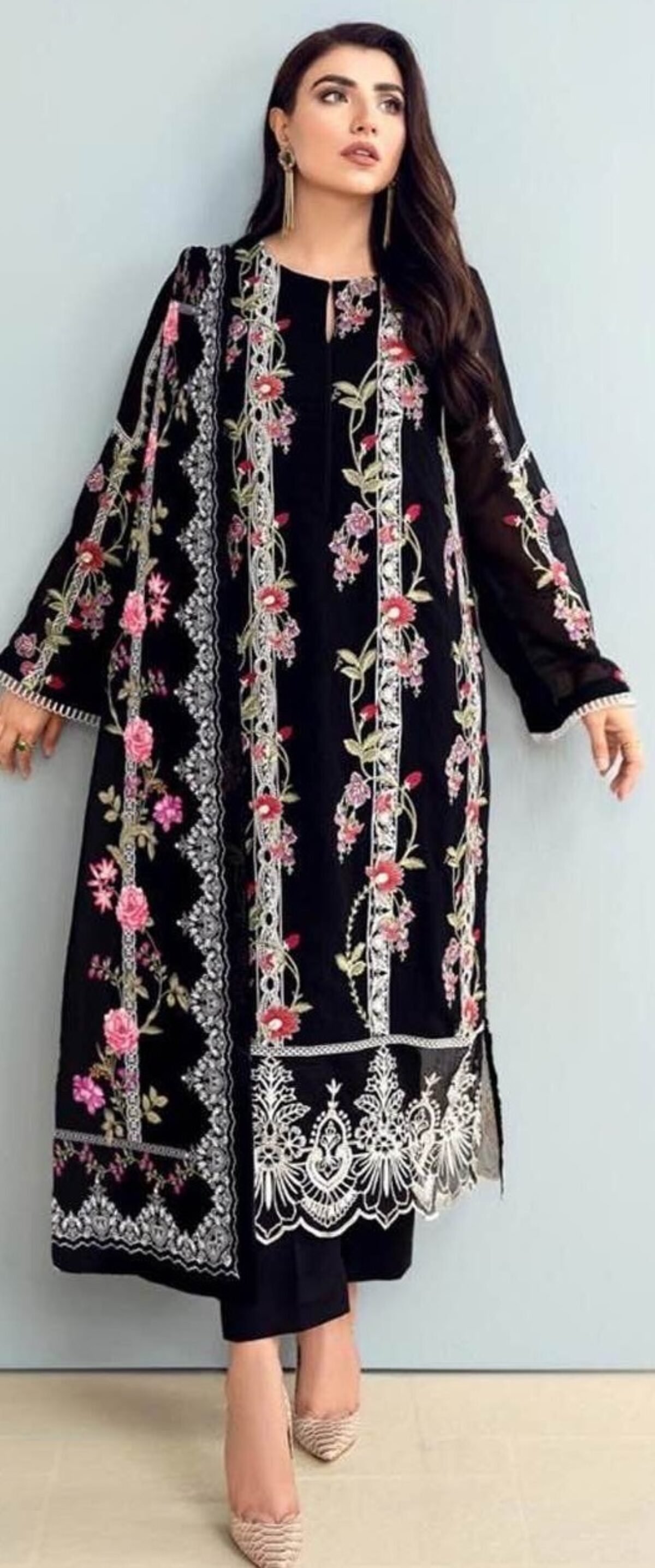 Very Simple And Stylish Dresses To Wear In Eid in 2022 | Moda kıyafetler,  Moda stilleri, Pakistan kıyafetleri