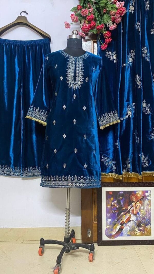 Latest Pakistani Suits UK