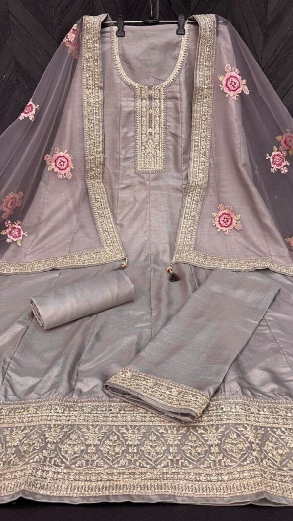 Pakistani Suits Online In UK