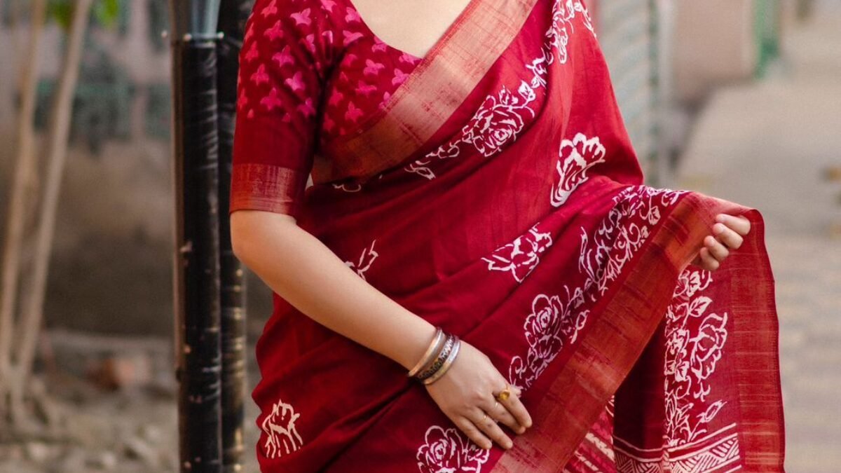 Premium Photo | Indian traditional beautiful young girl in saree posing  outdoors