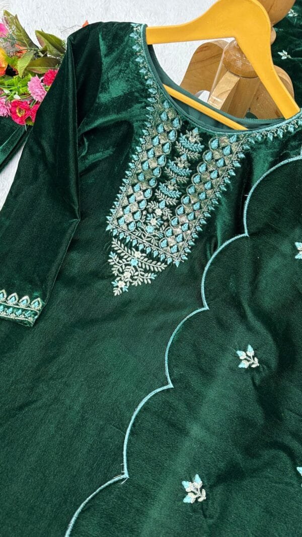 Green Velvet With inner Thred Work With Sequnce Pakistatani Stuis in Sale