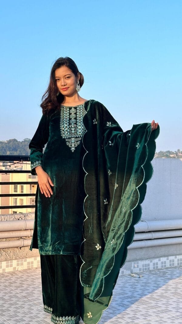 Green Velvet With inner Thred Work With Sequnce Pakistatani Stuis in Sale