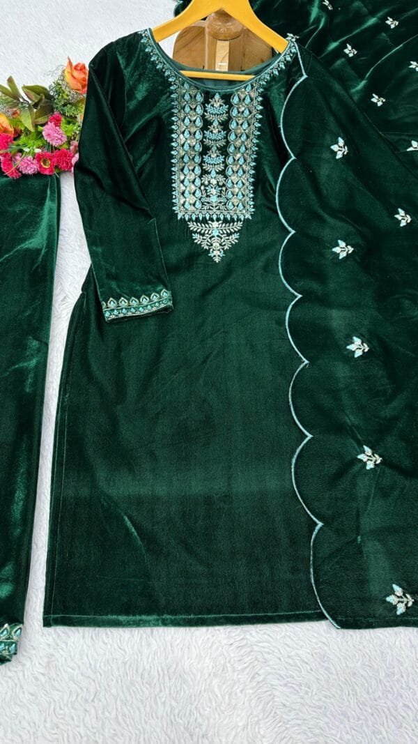 Green Velvet With inner Thred Work With Sequnce Pakistatani Stuis in Sale