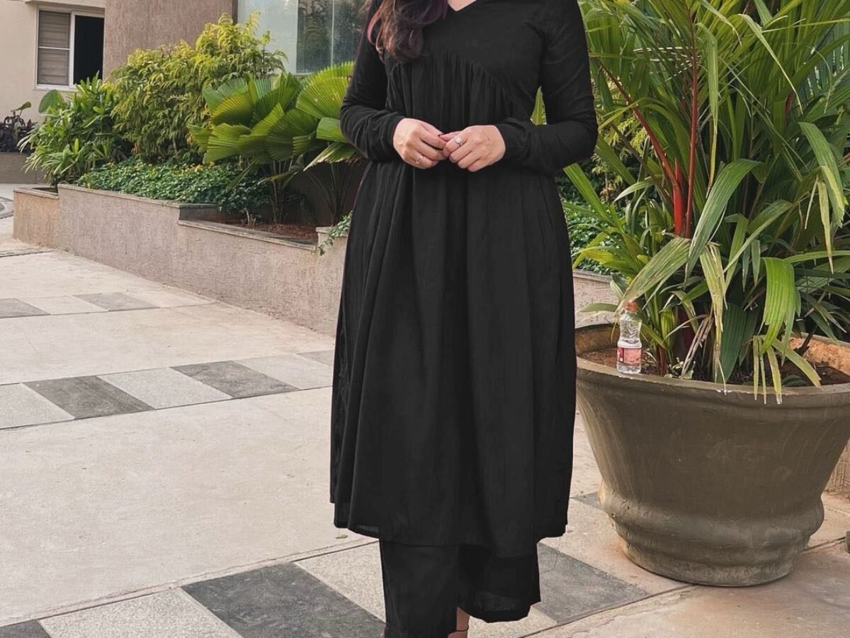 black alia cut dress Black jardoshi handwork alia cut suit