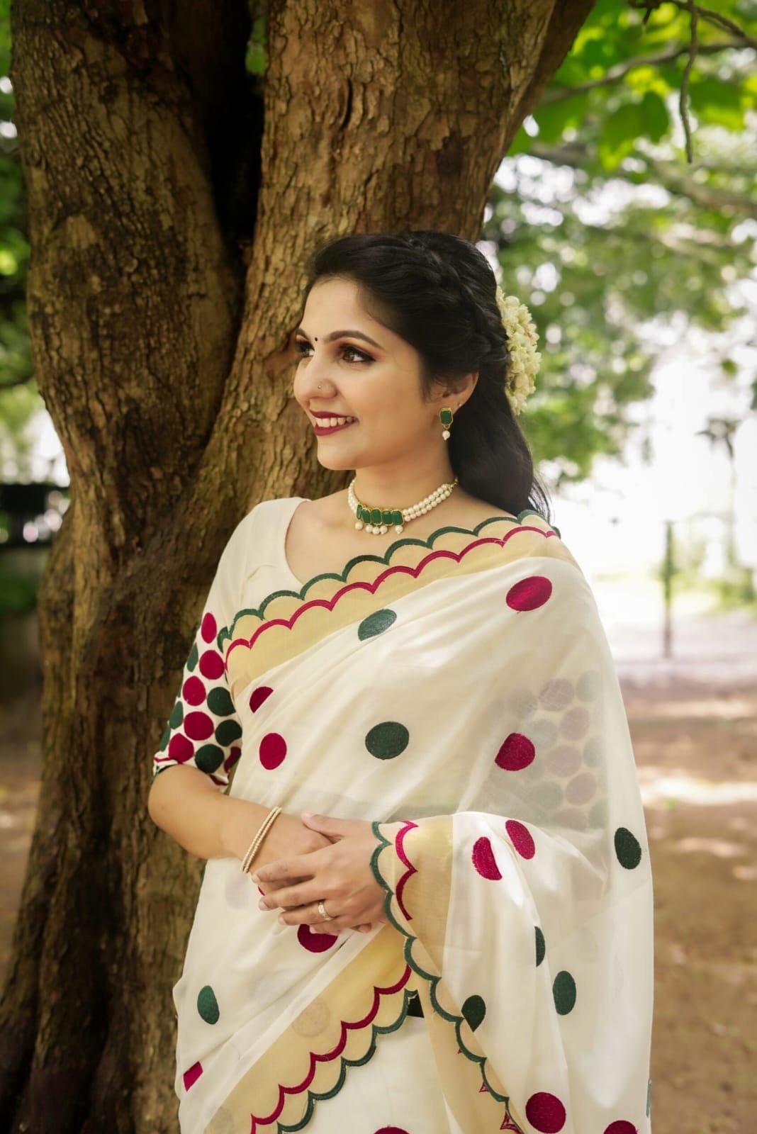 White Plain Linen Polka Dot Saree – Elegant Daily Wear