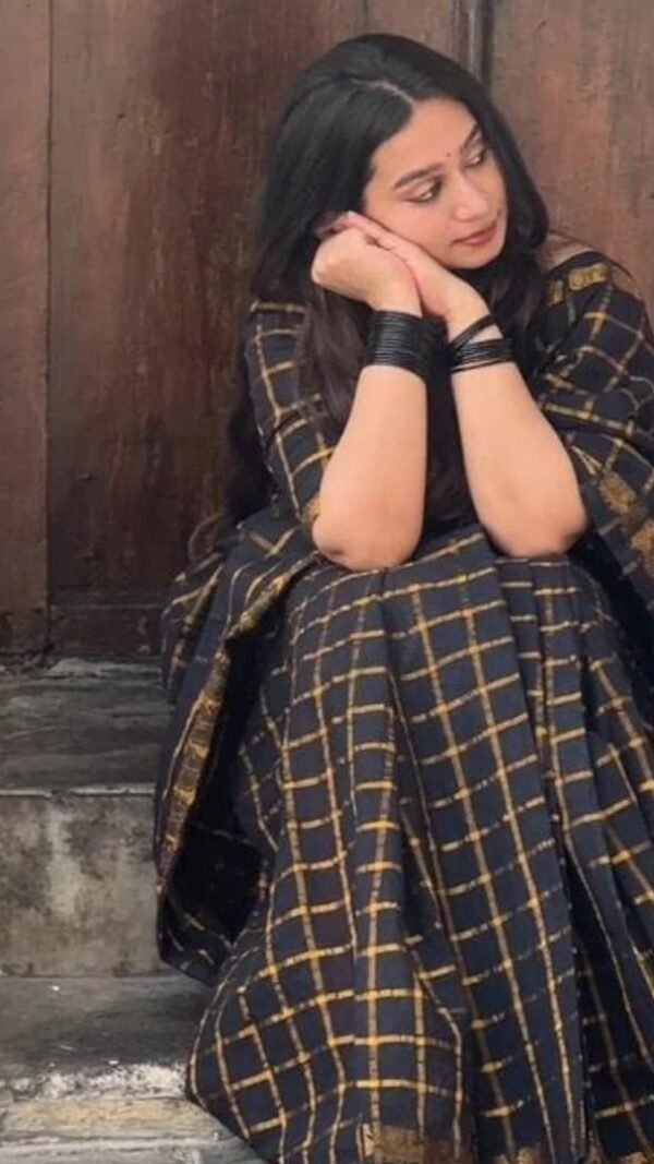 Alternative view of Buy Pure Golden Zari Banarasi Silk Saree Online Under ₹1000 – Rich Pallu Jacquard Saree for Women